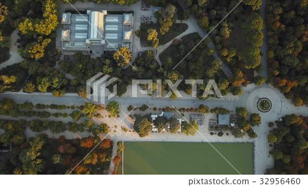 flight drones over the famous Park of the Retiro 32956460