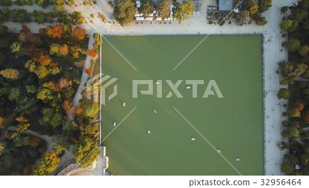 flight drones over the famous Park of the Retiro 32956464