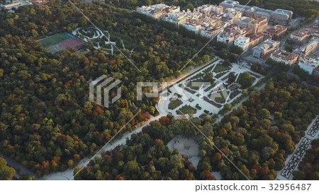 flight drones over the famous Park of the Retiro 32956487
