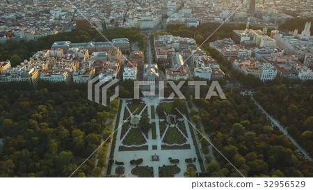flight drones over the famous Park of the Retiro 32956529