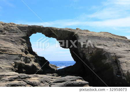 Back Cave Gate of a fine weather horse 32958073