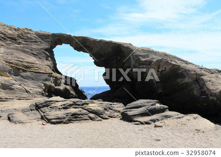Back Cave Gate of a fine weather horse 32958074