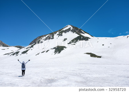 woman on snow mountain 32958720