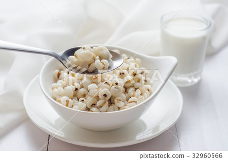 Healthy breakfast with boiled job's tears porridge 32960566