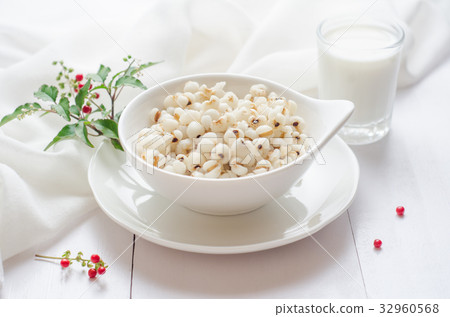 Healthy breakfast with boiled job's tears porridge 32960568