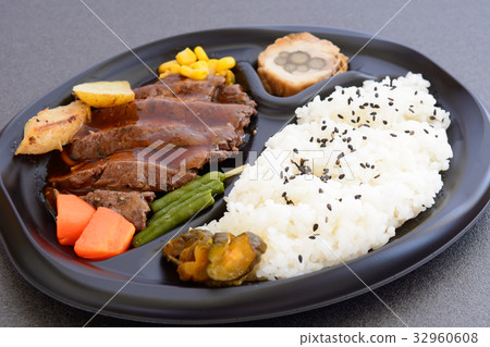 美味的牛排午餐盒 32960608
