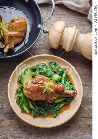 Baked chicken leg with vegetables and sauce 32960760