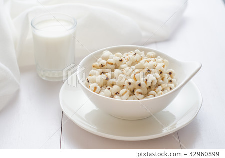 Healthy breakfast with boiled job's tears porridge 32960899