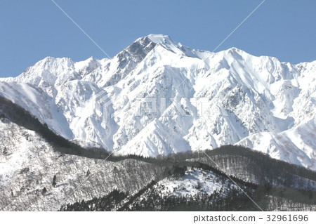 美麗的山脈的Goryudake，北立陶宛聯邦背後的北阿爾卑斯山，從冬季長野縣白馬村看到 32961696