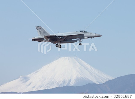 美國海軍艦載F / A-18E超級大黃蜂戰鬥機攻擊飛機在精美冬季富士山背景下飛行 32961697