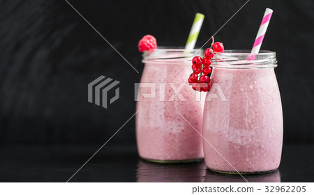 Berry pink smoothies with currant and cranberry Berry pink smoothies with currant and cranberry 32962205