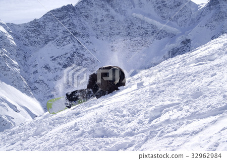 Snowboarder on the ski slope 32962984
