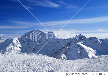 Caucasus Mountains in snowy winter Caucasus Mountains in snowy winter 32963017