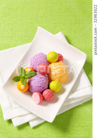Fruit-flavored ice cream and pralines 32963022
