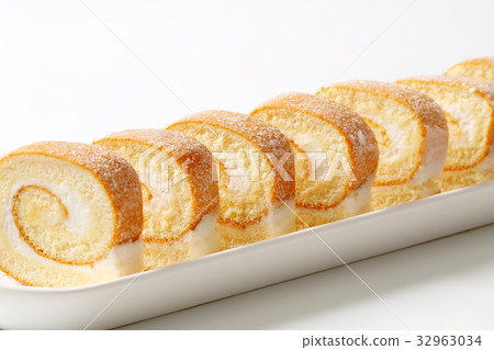 Slices of cream Swiss roll 32963034