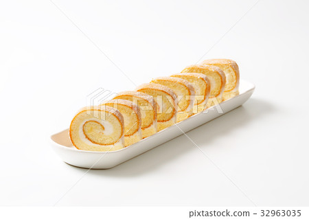 Slices of cream Swiss roll 32963035