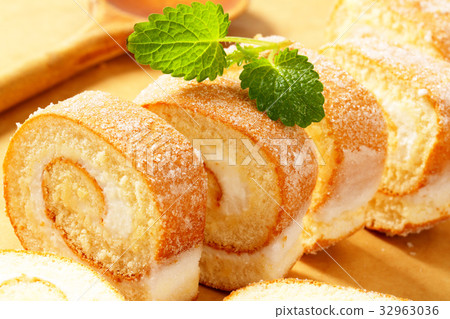 Slices of cream Swiss roll 32963036