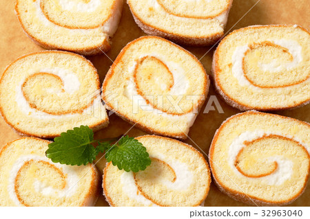 Slices of cream Swiss roll 32963040