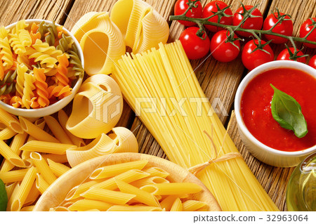 Assorted pasta and tomato passata 32963064