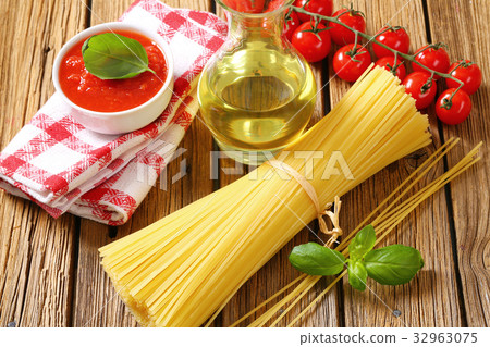 Dried spaghetti, tomato puree and olive oil 32963075