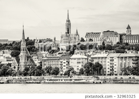 Matthias church and Fishermans bastion, Budapest 32963325