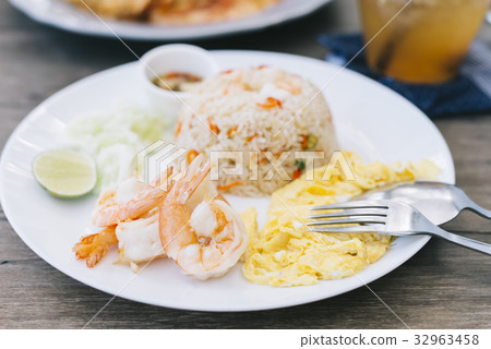Food series: Fried rice with prawns and omelet 32963458