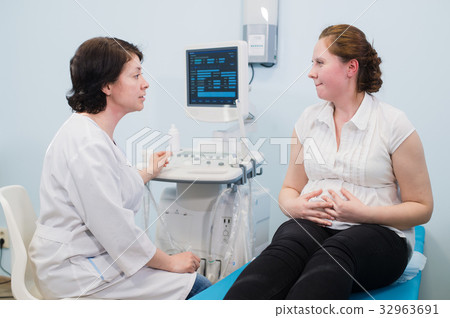 Satisfied pregnant woman having doctor's 32963691