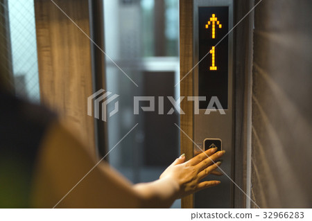 Elevator 32966283