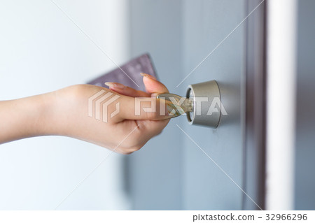 Entrance key 32966296