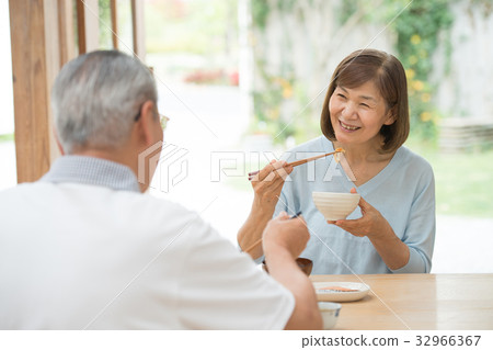 吃膳食生活方式圖像的資深夫婦 32966367