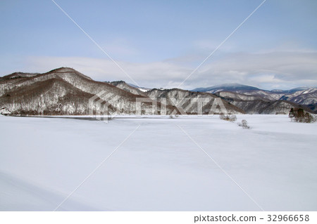 冰凍的秋元湖（背面） 32966658