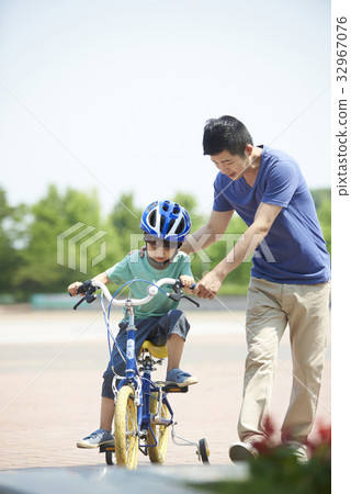 Father and son, family, singing fountain, lake park, Ilsan, Goyang city, Gyeonggi-do 32967076