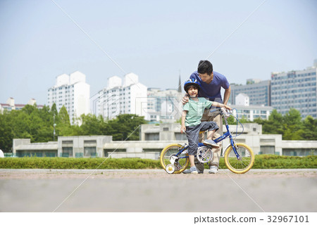 Father and son, family, singing fountain, lake park, Ilsan, Goyang city, Gyeonggi-do 32967101