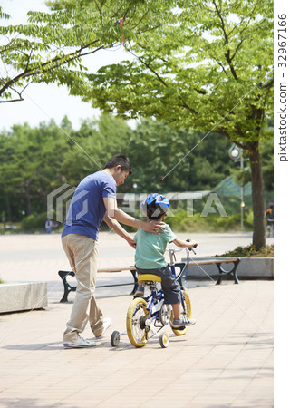 Father and son, family, singing fountain, lake park, Ilsan, Goyang city, Gyeonggi-do 32967166