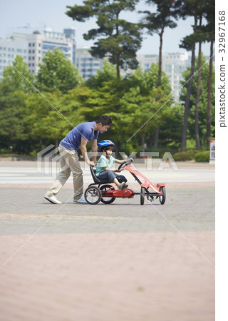 父親和兒子，家庭，唱歌噴泉，湖公園，一山，高陽市，京畿道 32967168