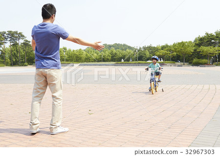 Father and son, family, singing fountain, lake park, Ilsan, Goyang city, Gyeonggi-do 32967303