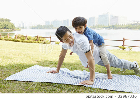 Dad and Son, Family, Lake Park, Ilsan, Goyang City, Gyeonggi-do 32967330