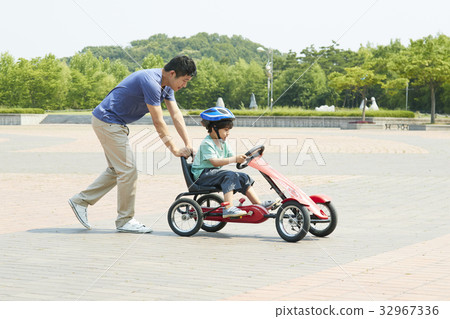 Father and son, family, singing fountain, lake park, Ilsan, Goyang city, Gyeonggi-do 32967336