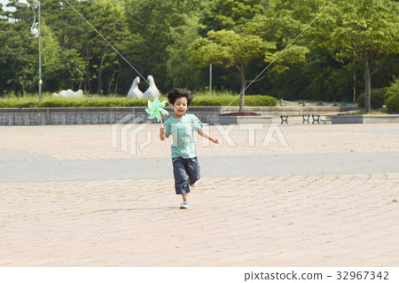 兒童,歌唱噴泉,湖泊公園,一山,高陽,京畿道 兒童,歌唱噴泉,湖泊公園,一山,高陽,京畿道 32967342