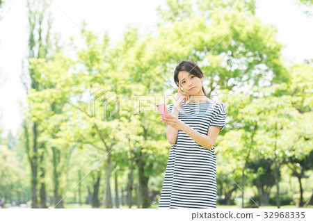 一部手機的女人(綠色背景) 一部手機的女人(綠色背景) 32968335