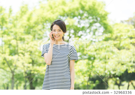 一部手機的女人（綠色背景） 32968336