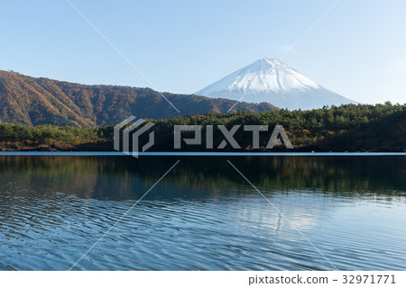 Lake saiko and Fuji Mountain 32971771