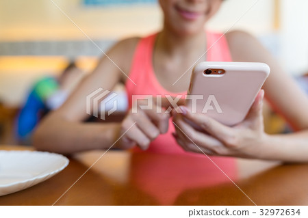 Woman use of cellphone 32972634