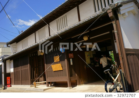 If not town, lattice house 32972707