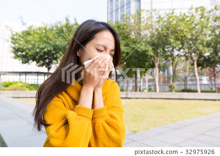 Young woman got nose allergy 32975926