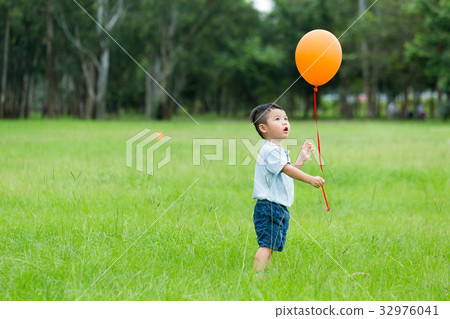 Little boy catch with balloon 32976041