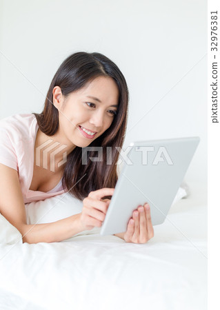 Woman using og tablet pc 32976381