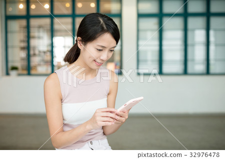 Woman use of cellphone 32976478