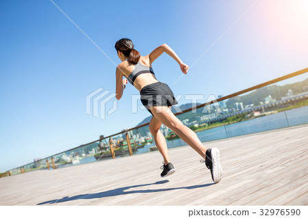 Woman running in the city Woman running in the city 32976590