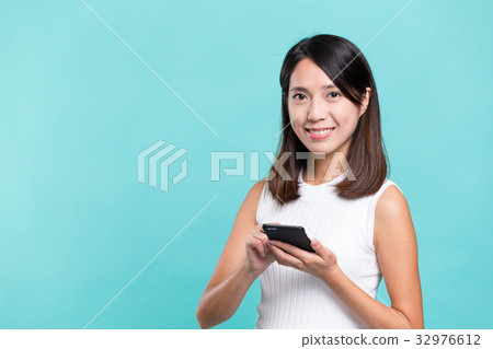 Woman use of mobile phone 32976612